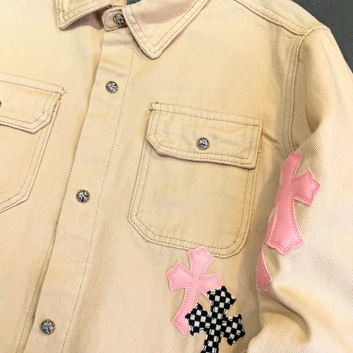 P260 Chrome Hearts丨Chloe Hearts 25ss Cherry Blossom Pink Leather Jacket Same Style for Men and Women WorkDog Pink Leather Jacket, a timeless workwear series. The fabric is made of custom-woven high-density canvas, which took more than two months. It was subsequently lightly coated to give the whole body a glossy look~ Zero color difference was achieved, and the fabric texture details were all in place! The crosses of the accessories are all genuine sheepskin, hand-stitched! The actual texture is better, the upper body is stiff, and it is OK for both men and women. The dark cross leather element has its own aura and can be worn with any outfit to slay the audience! Let you easily control the rate of return! The cross stitching is all lambskin, the inner leather is first-layer calfskin, the hardware is silver-plated, and the details are full. Size: S/M/L/XL Length: 66/68/70/72 Bust: 55/57.5/60/62.5 Shoulder width: 45.5/47.5/49.5/51.5 Sleeve length: 62/63/64/65